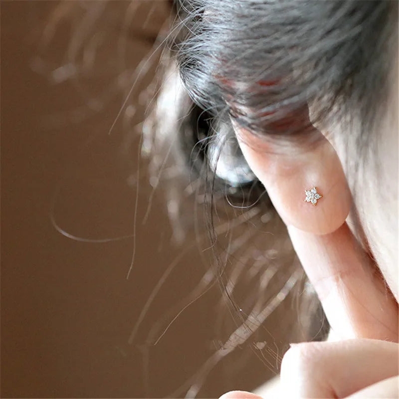 Flower Single Motive 5 Leaf Stud Earrings